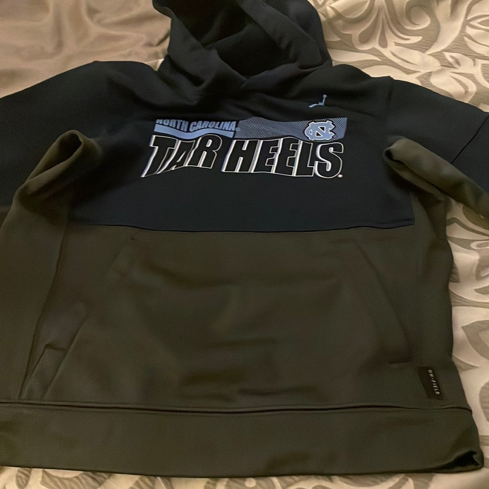 Boys 10/12 medium Nike Tar Heels hoodie.
